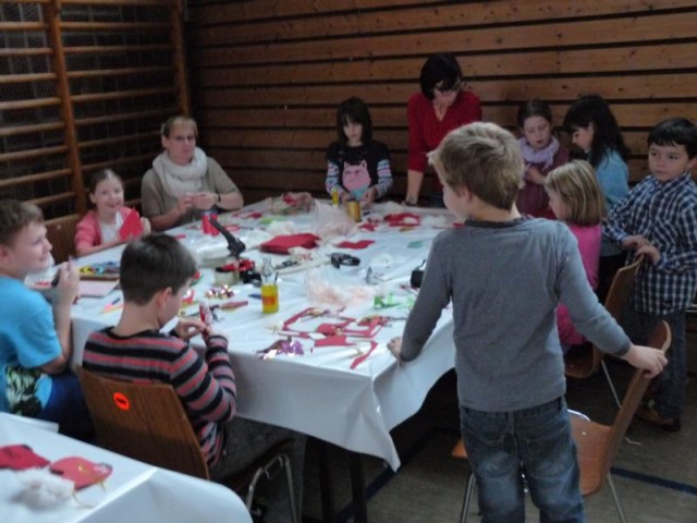 Bastelecke voll im Betrieb