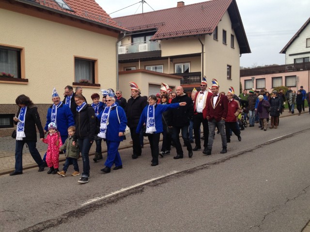 Umzug zum Gemeindehaus